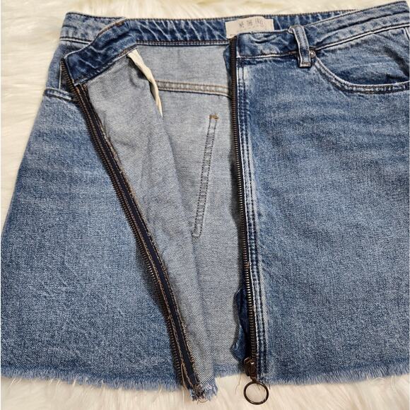 Free People We the Free Zip It Up Frayed Denim Mini Skirt Women's 30 - Picture 4 of 8